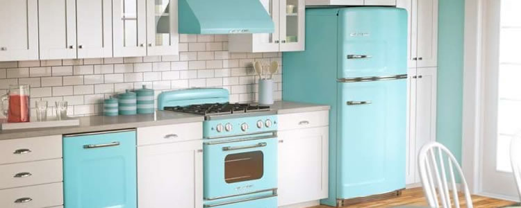 cucina con elettrodomestici