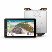 Bundle Garmin per moto con navigatore zūmo XT3 da 5 pollici in primo piano e radar zūmo R1 su sfondo bianco