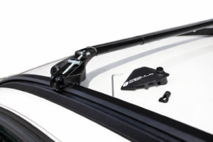 Barre portapacchi Modula OvalBar in alluminio nero montate su tetto auto con sistema di fissaggio e accessori inclusi visibili